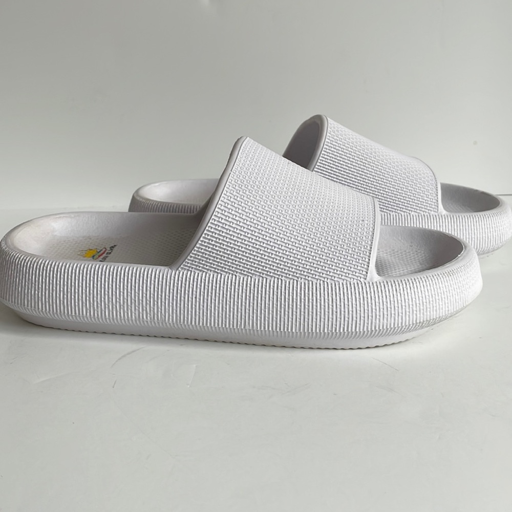 Aloha Island like new cushioned cloud slides size 8
